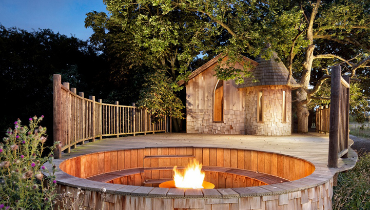 The Nook treehouse, designed and built by Blue Forest, has a firepit which makes it easy to enjoy the evening air without the British chill.