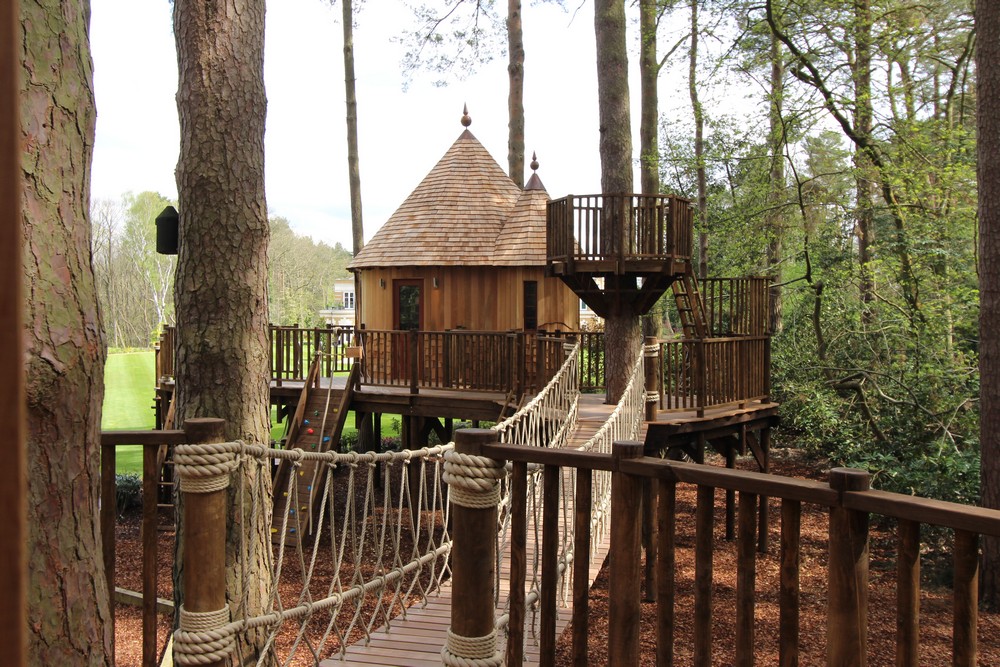 The Enchanted Hideout treehouse actually consists of multiple treehouses joined together by an adventure playground. It has modern facilities, including a play area with home cinema, but also features a crow’s nest from which to look out over the trees.